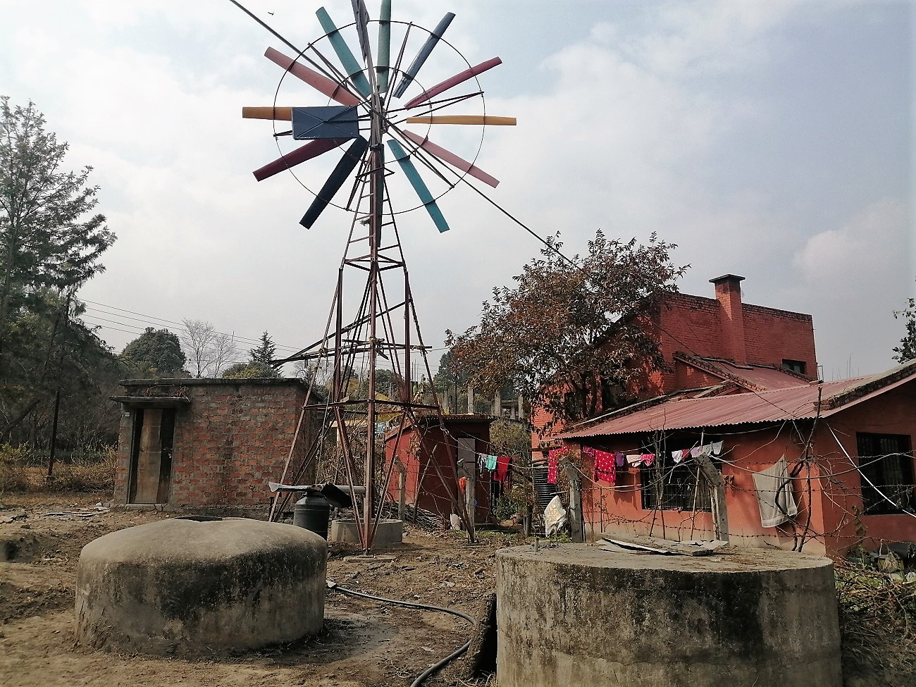 राष्ट्रिय आविष्कार केन्द्र, कीर्तिपुरको प्रांगणमा रहेको हावाबाट पानी तान्ने पम्प।